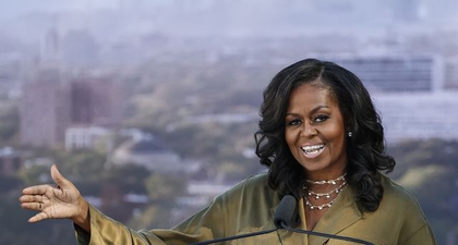 Michelle Obama Kunjungi Kampung Halaman Mengenakan Setelan Berwarna Hijau Zaitun