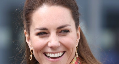 Kate Middleton Tampil dengan Busana Monokrom dengan Mengenakan Celana Wide-Leg Warna Camel dan Overcoat Senada