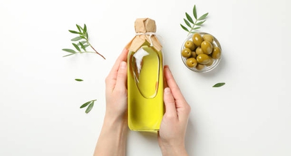 Cara Menggunakan Minyak Zaitun Agar Rambut Tetap Kuat, Bebas Kering, dan Sehat