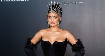 Dua Tampilan Memukau Kylie Jenner Pada Pembukaan Pameran "Couturissime" Mugler di NYC