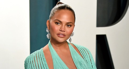 Chrissy Teigen Menerima Kue Perpisahan untuk Implan Payudara