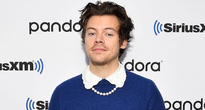 Lihat Penampilan Baru Harry Styles dengan Kumis Cukup Lebat!