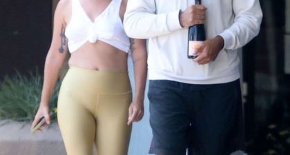 Lady Gaga Terlihat Membeli Wine Sambil Kenakan Legging Emas