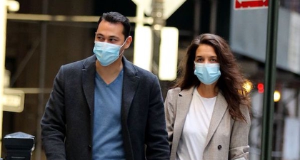 Katie Holmes Padukan Blazer & Sweatpants saat Kencan di NY 