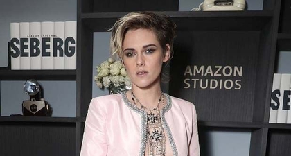 Tampilan Berani Kristen Stewart di Balik Setelan Rok Chanel