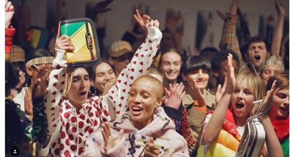 Spektrum Pelangi Hiasi Show Terakhir Christopher Bailey