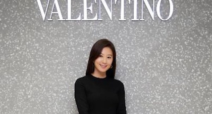 Tampilan Elegan Kim Hee Ae Mengenakan Rok Slit Valentino