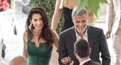 Istri George Clooney Tampil Memukau dengan Dress Hijau