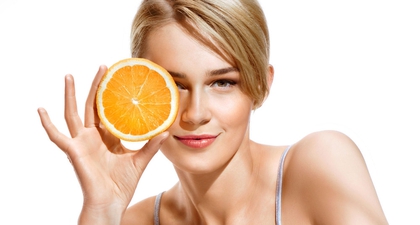 Mengaplikasikan Serum Vitamin C pada Wajah