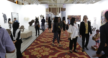 Kolektor Menikmati VIP Preview di Bazaar Art Jakarta