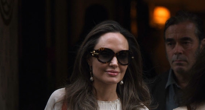 Cantiknya Angeline Jolie Mengenakan Gaun Putih di Paris