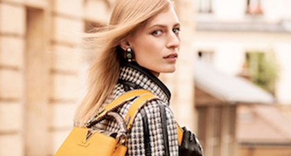 Gaya Model Julia Nobis dengan Tas Terbaru Louis Vuitton