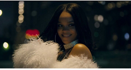 Gaya Busana Rihanna di Video Klip Loyalty