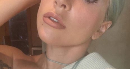 Lady Gaga Pulas Eyeshadow Pelangi Saat Makan Malam di Rumah