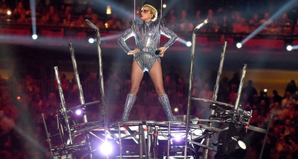 Lady Gaga Berolahraga di Belakang Panggung Super Bowl
