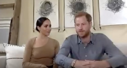 Meghan Markle Kenakan Atasan Asimetris yang Modis di Zoom