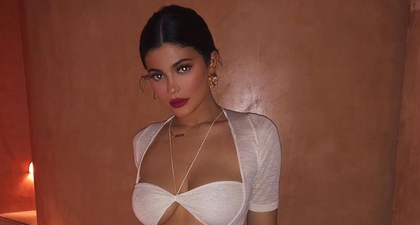 Kylie Jenner Mengenakan Gaun Transparan Tanpa Pakaian Dalam?