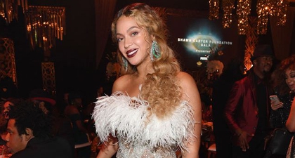 Beyoncé Kenakan Gaun Bulu Roberto Cavalli yang Seksi!