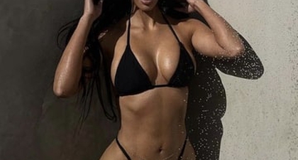 Kim Kardashian Berpose untuk Pemotretan Bikini di Kamar Mandi