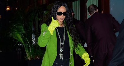 Rihanna Serba Hijau dalam Gaun Mantel dan Sarung Tangan Savage x Fenty di New York City