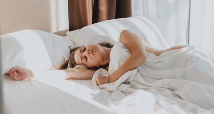 Gerakan Yoga Sebelum Tidur: Relaksasi Lembut untuk Tidur yang Nyenyak