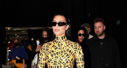 Kim Kardashian Tampil dalam Balutan Selotip Bertulisakan Balenciaga Berwarna Kuning Mencolok
