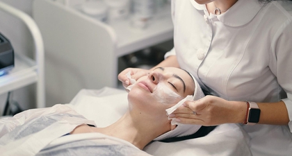 Perbedaan Treatment dan Facial: Mana yang Tepat untuk Kebutuhan Kulit Anda?