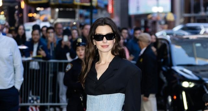 Anne Hathaway Menangkan Street Style Terbaik Lewat Tampilan Setengah Denim dan Setengah Jas