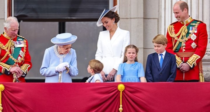 Ratu Elizabeth Tampak Berbagi Momen Manis dengan Pangeran Louis di Balkon Istana Buckingham