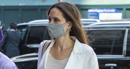 Angelina Jolie Tampil Serba Putih ketika Berjalan-Jalan di Kota New York
