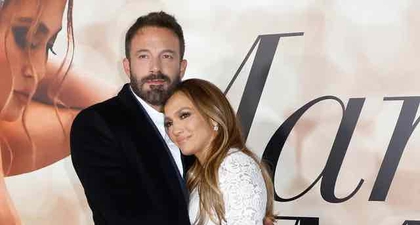 Jennifer Lopez Memadukan Cincin Pertunangan Berlian Hijau dengan Gaun Bermotif Floral untuk Paskah