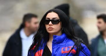Charli XCX Hadir di Sundance Film Festival dengan Dua Jaket Puffer&nbsp;