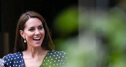 Putri Kate Terlihat Cantik Dalam Gaun Polka-Dot Biru Laut dan Anting Mutiaranya