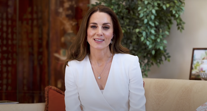 Kate Middleton Kenakan Setelan Berwarna Putih Rancangan Alexander McQuuen ketika Tampil di Video Spesial untuk Para Perawat Inggris