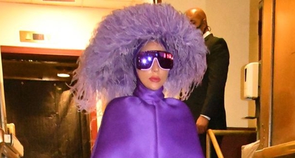 Gaya Unik Lady Gaga Mengenakan Gaun Cape Ungu Valentino di New York