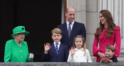 Simak Aksi Lucu Putri Charlotte Mengoreksi Pangeran George di Balkon Istana