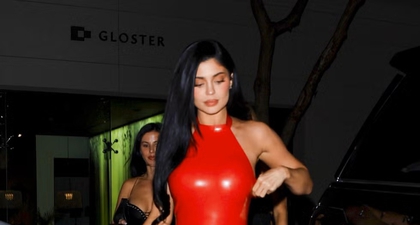 Kylie Jenner dan Timoth&eacute;e Chalamet Tampil Serasi dalam Balutan Pleather Merah