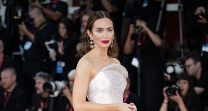 Gaun Red Carpet Emily Blunt di Venesia Adalah Sebuah Mahakarya