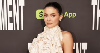 Kylie Jenner Mengenakan Busana Maison Margiela Dekonstruktif untuk Menandai Debut Aktingnya