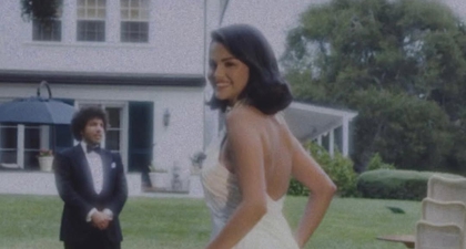 Selena Gomez Menyusuri Altar Pernikahan dengan Gaun Halter Romantis Rancagan Ralph Lauren