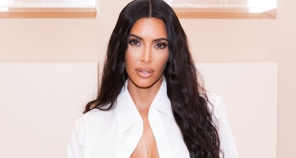 Kim Kardashian Perlihatkan Perut Rata dengan Pakai Kemeja Cropped Jacquemus Dipadukan Bersama Sepatu Yeezy