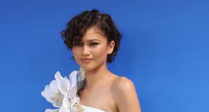Zendaya Tampil ala Gaun Carrie Bradshaw dan Whitney Houston di Karpet Merah&nbsp;