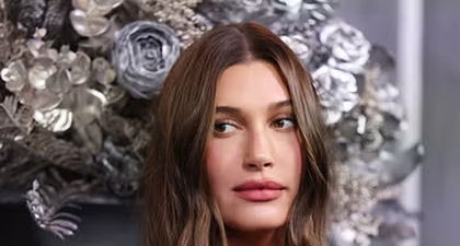 Hailey Bieber Tampil Dengan Gaun Telanjang di Pemutaran Perdana Film Wuthering Heights di Australia