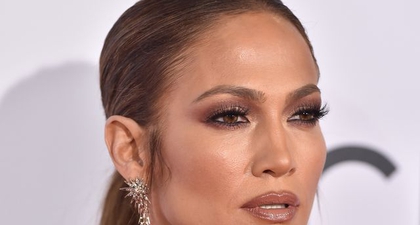 Penata Tambut Jennifer Lopez Membagikan Trik untuk Menciptakan Gaya Rambut Sleek Updo yang Menjadi Favoritnya