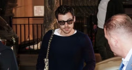 Harry Styles Menuju Makan Malam Para Pemain SNL dengan Tas Chanel Bermotif Leopard