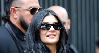 Kylie Jenner Tampil dengan Gaun Renda Transparan dan Kaos Kaki Layaknya 