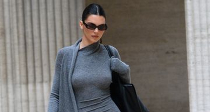 Kendall Jenner Bergaya Parisian Chic dengan Dress Sweater Abu-abu dan Stiletto Boots