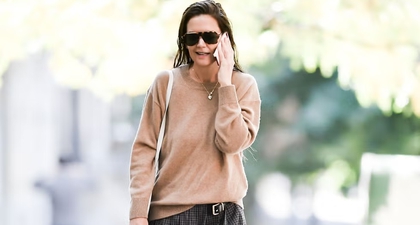 Gaya Librarian Katie Holmes dengan Sweater Longgar dan Rok Plaid