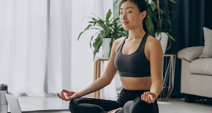 12 Olahraga Ringan di Rumah untuk Wanita agar Tubuh Tetap Sehat dan Bugar