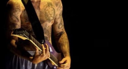 Justin Bieber Tampak Mendebutkan Tato Raksasa Bergambar Hailey Bieber di Grammy